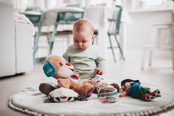 Jak najlepiej zadbać o rozwój niemowlęcia? Postaw na interaktywne zabawki i akcesoria!