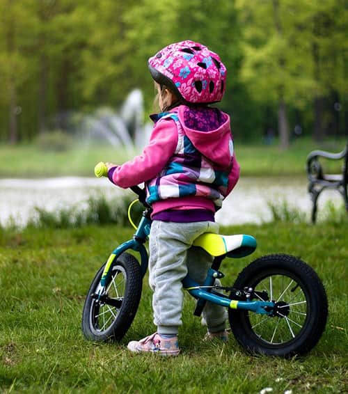 Rozruszaj dziecko na wiosnę – rowerek, hulajnoga, jeździk czy może rolki?