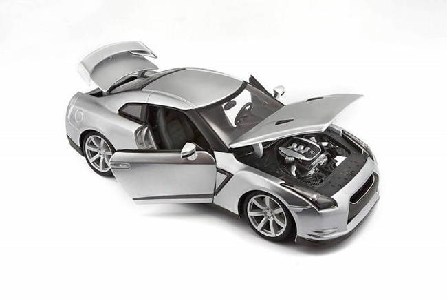  Bburago Sportowe Autko Nissan GT-R Silver 2009 1:18