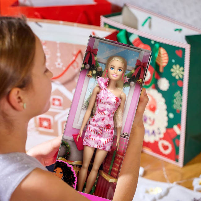 Świąteczna lalka Barbie w różowej sukience
